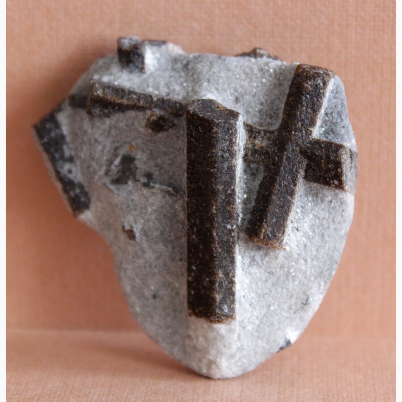 Фото 2. Ставролит, двойниковый кристалл (Прямой крест) и одиночные кристаллы в слюдистом сланце