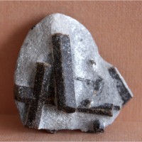 Ставролит, двойниковый кристалл (Прямой крест) и одиночные кристаллы в слюдистом сланце