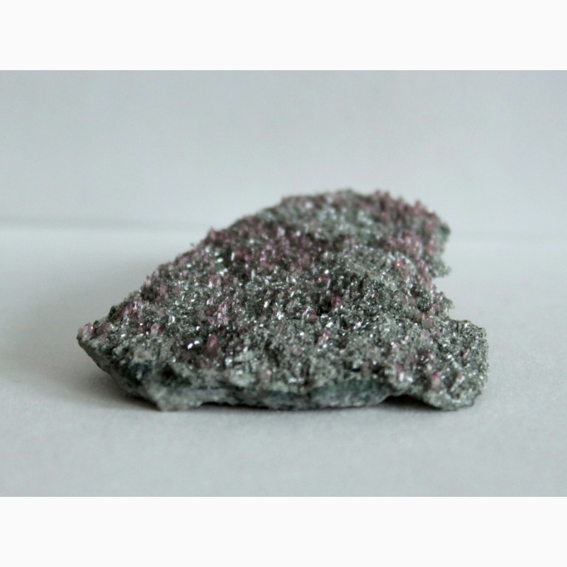 Фото 4. Фиолетовый диопсид, зеленый клинохлор на породе