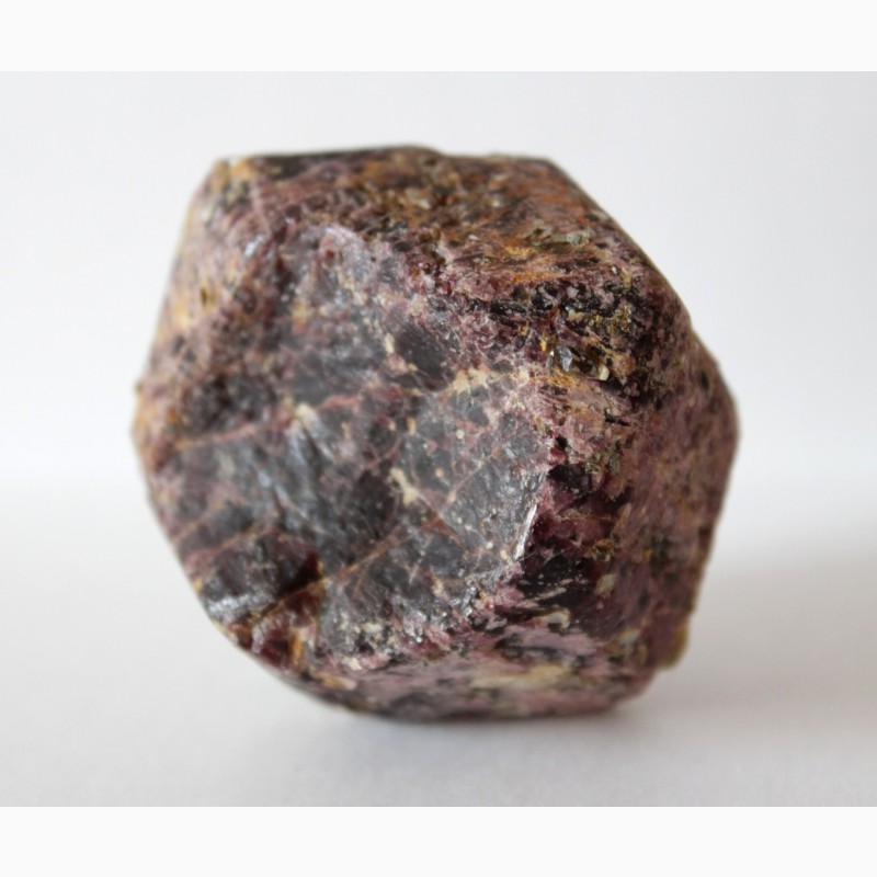 Фото 10. Гранат (альмандин), крупный кристалл