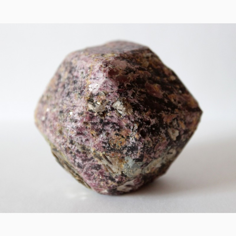 Фото 3. Гранат (альмандин), крупный кристалл