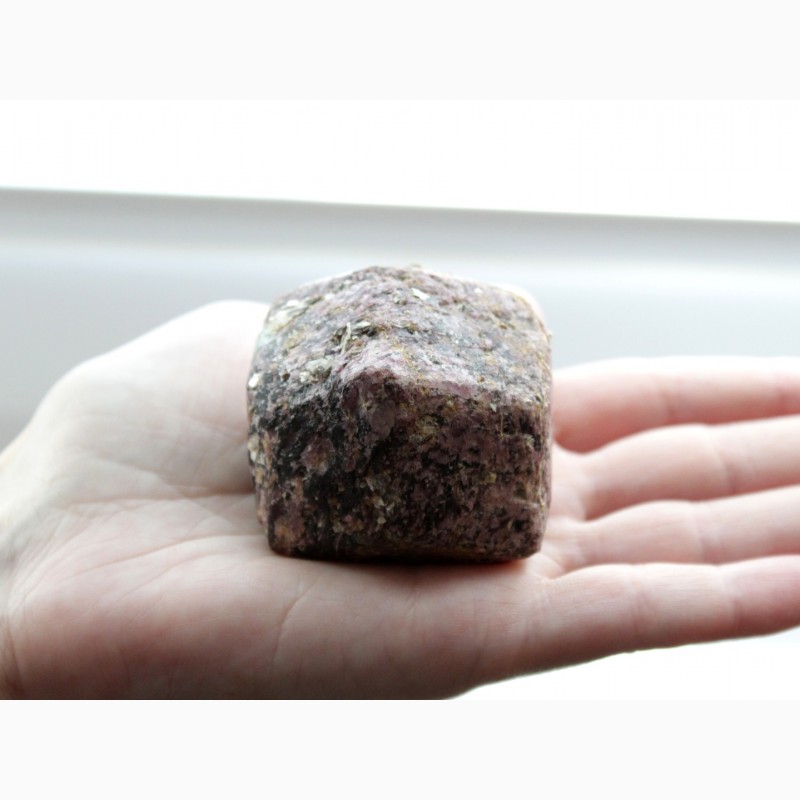 Фото 5. Гранат (альмандин), крупный кристалл