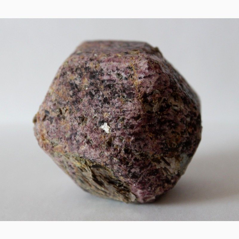 Фото 7. Гранат (альмандин), крупный кристалл