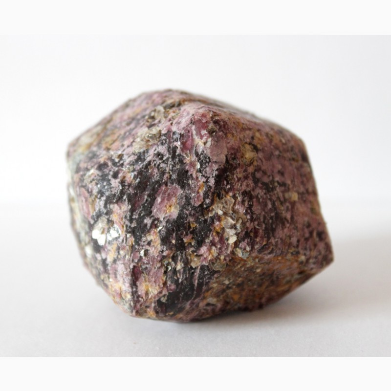 Фото 9. Гранат (альмандин), крупный кристалл