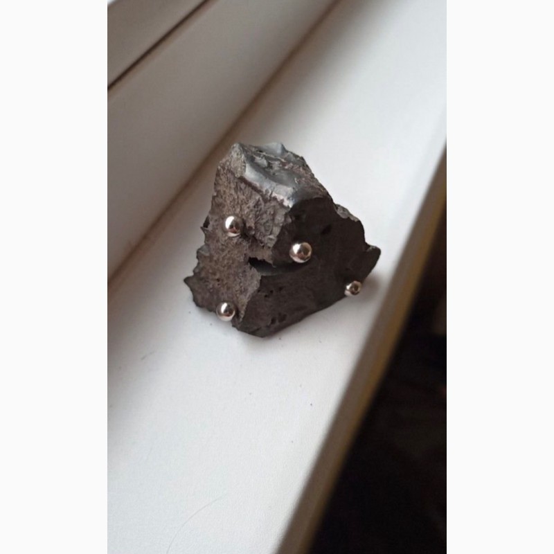 Фото 4. Редкий метеорит магнитный