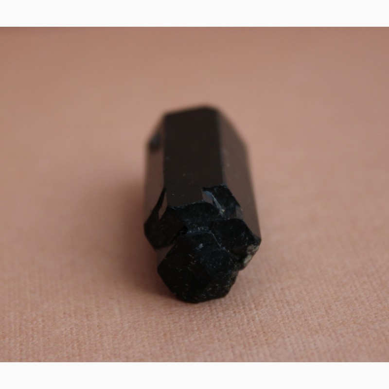 Фото 12. Черный турмалин (шерл), двухголовый кристалл