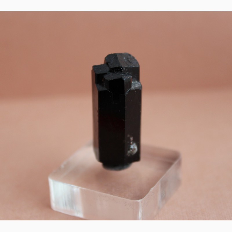 Фото 2. Черный турмалин (шерл), двухголовый кристалл