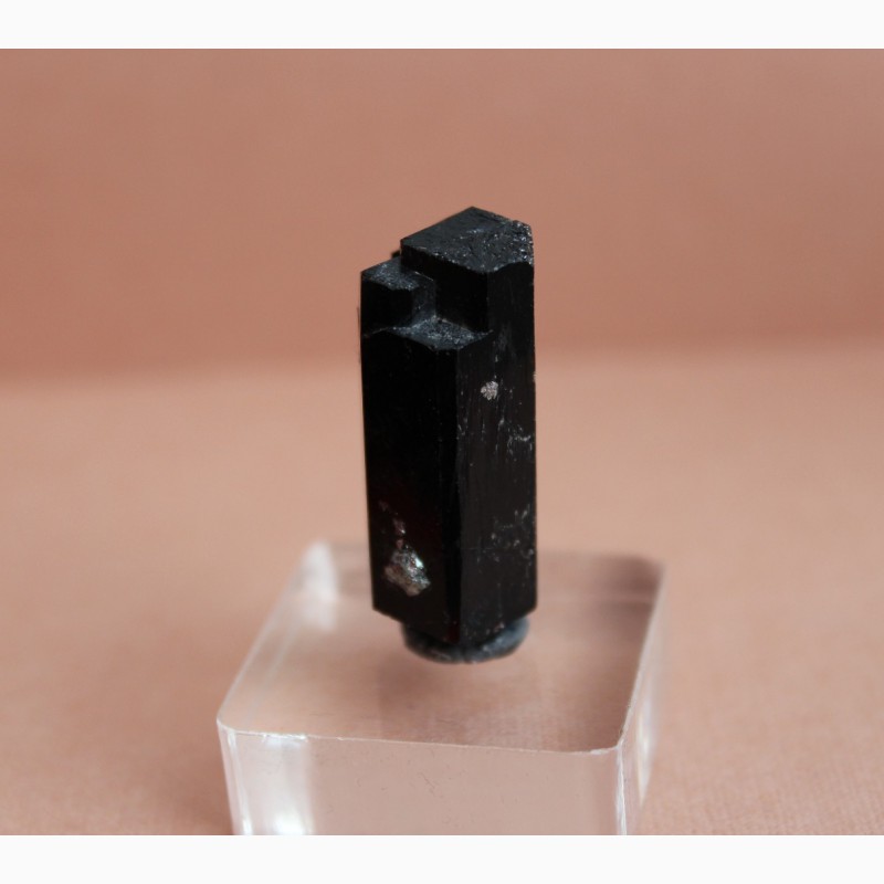 Фото 3. Черный турмалин (шерл), двухголовый кристалл