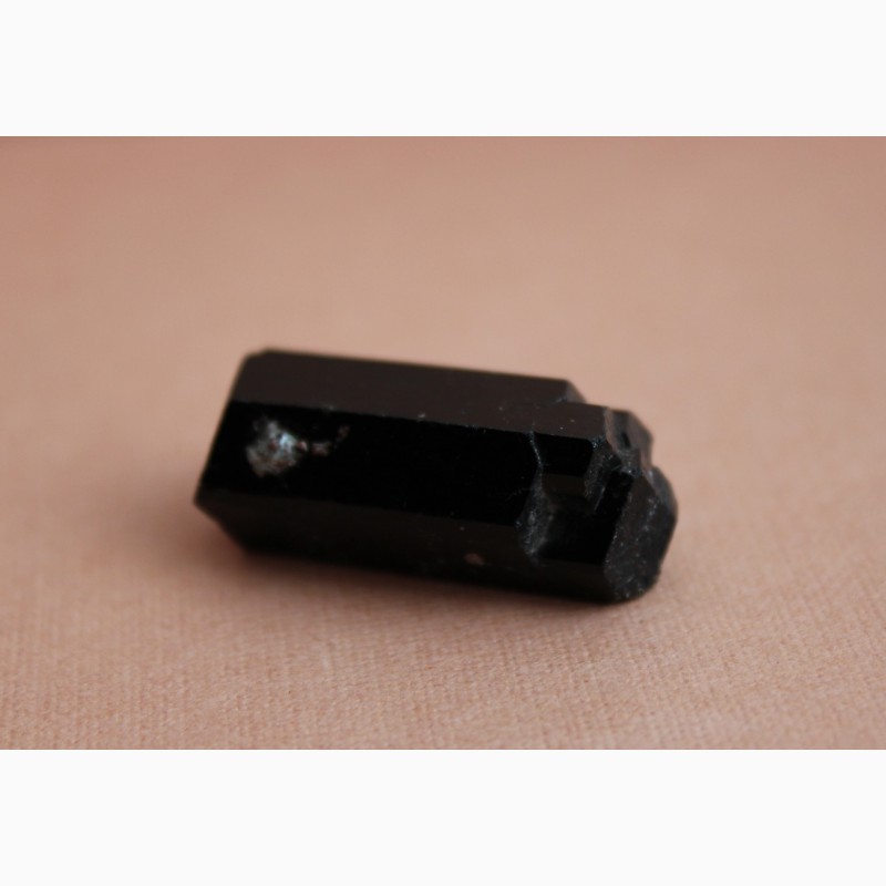 Фото 5. Черный турмалин (шерл), двухголовый кристалл