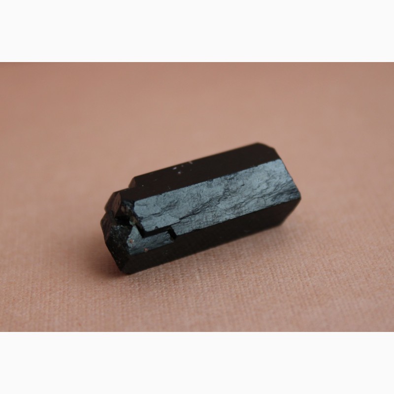 Фото 7. Черный турмалин (шерл), двухголовый кристалл