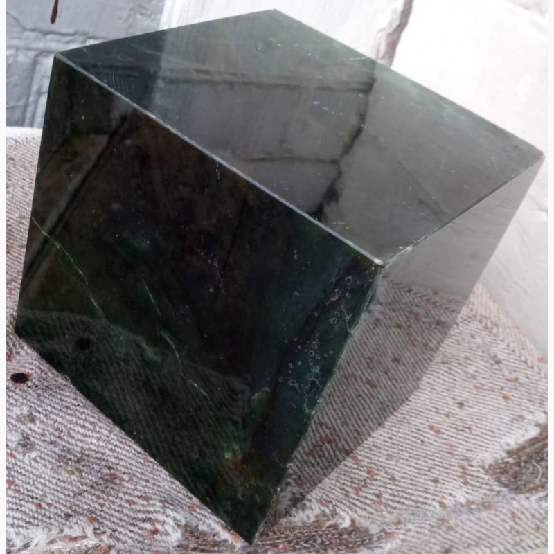 Фото 10. Нефрит, полированный куб, вес 8 кг