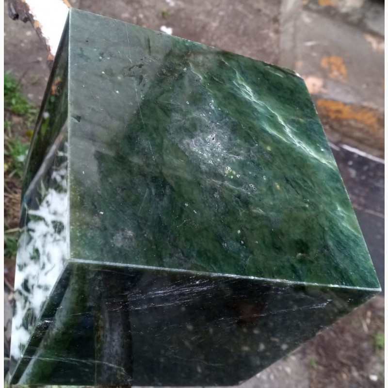 Фото 2. Нефрит, полированный куб, вес 8 кг
