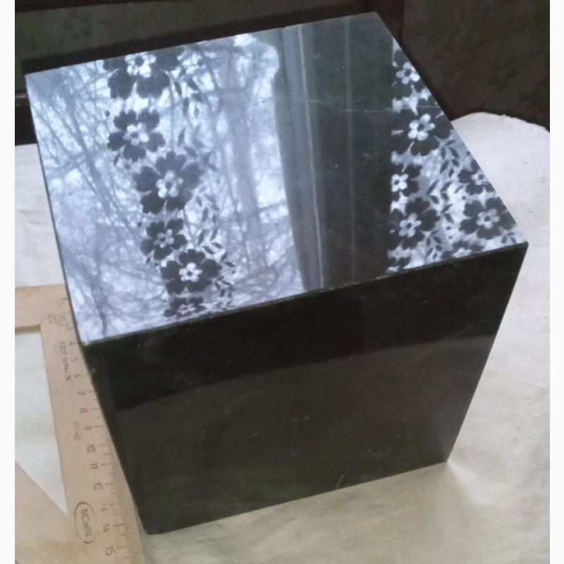 Фото 5. Нефрит, полированный куб, вес 8 кг