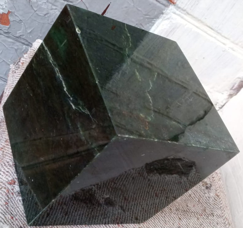 Фото 6. Нефрит, полированный куб, вес 8 кг
