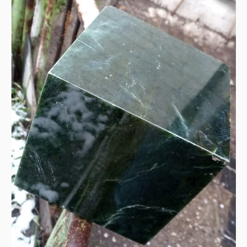 Фото 7. Нефрит, полированный куб, вес 8 кг