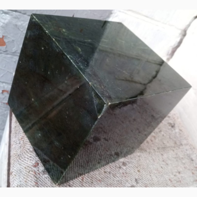 Фото 9. Нефрит, полированный куб, вес 8 кг