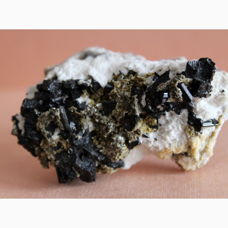 Фото 3. Кристаллы черного турмалина, серицит, кварц на альбите