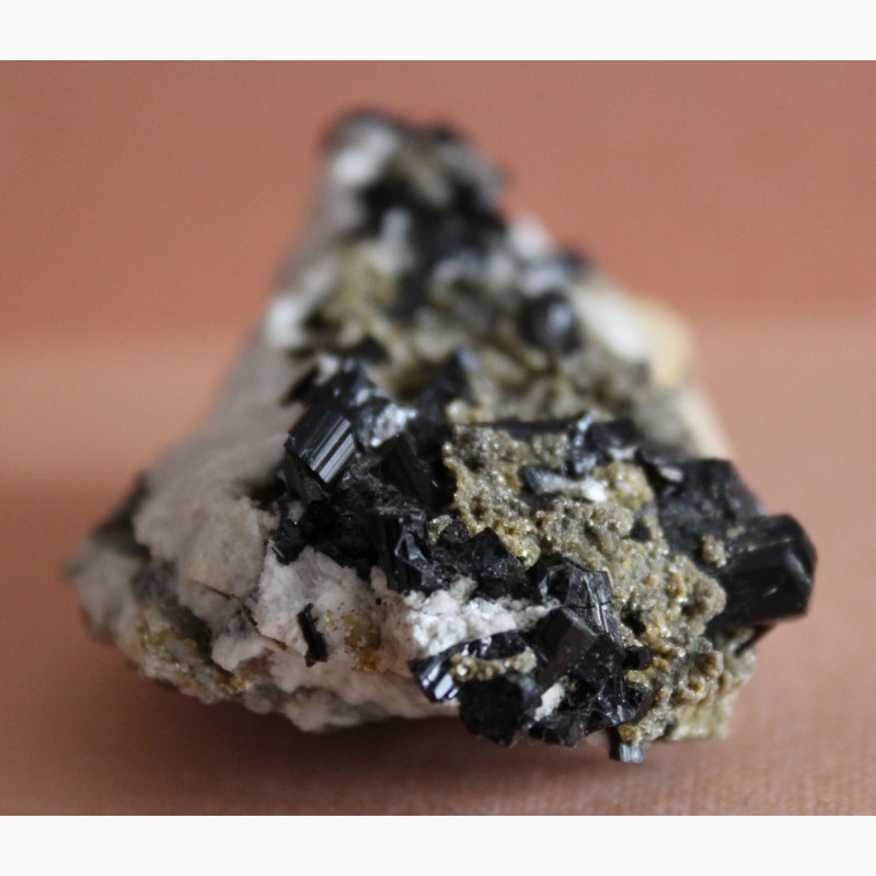 Фото 6. Кристаллы черного турмалина, серицит, кварц на альбите