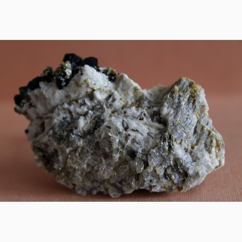 Фото 7. Кристаллы черного турмалина, серицит, кварц на альбите