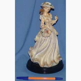 Статуэтка Дама в шляпе на деревянной подставке