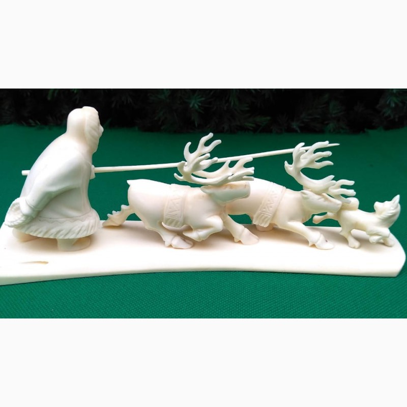 Фото 4. Скульптурная композиция упряжка с оленями, собакой и чукчей