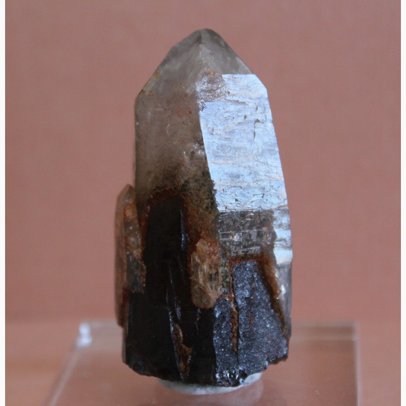 Сросток кристалла горного хрусталя с дымчатым кварцем