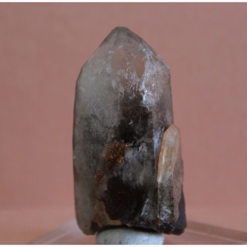 Фото 3. Сросток кристалла горного хрусталя с дымчатым кварцем
