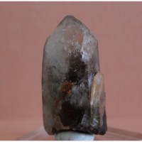 Сросток кристалла горного хрусталя с дымчатым кварцем