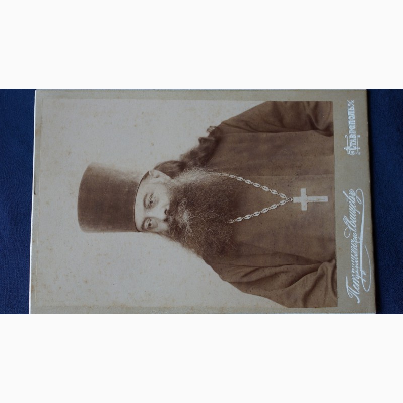 Фото 3. Кабинетный портрет соборного протоиерея в рясе с наградным крестом. Россия, нач. 1900-х гг