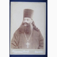 Кабинетный портрет соборного протоиерея в рясе с наградным крестом. Россия, нач. 1900-х гг