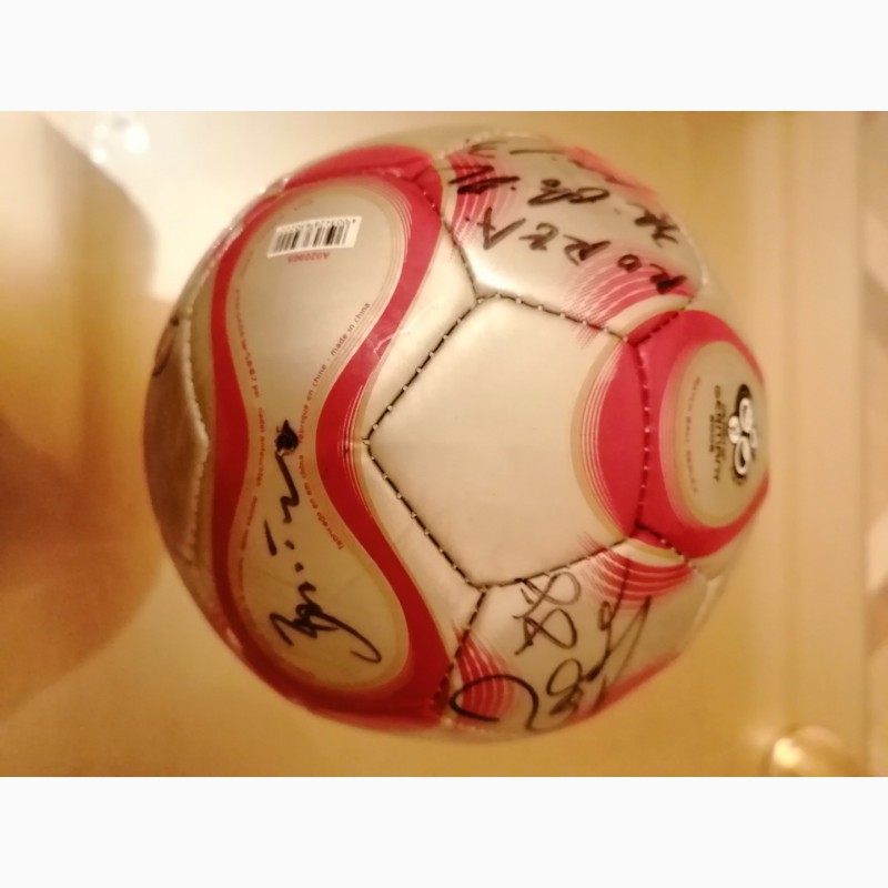 Фото 2. Мяч с автографами ФК Зенит 2006 года