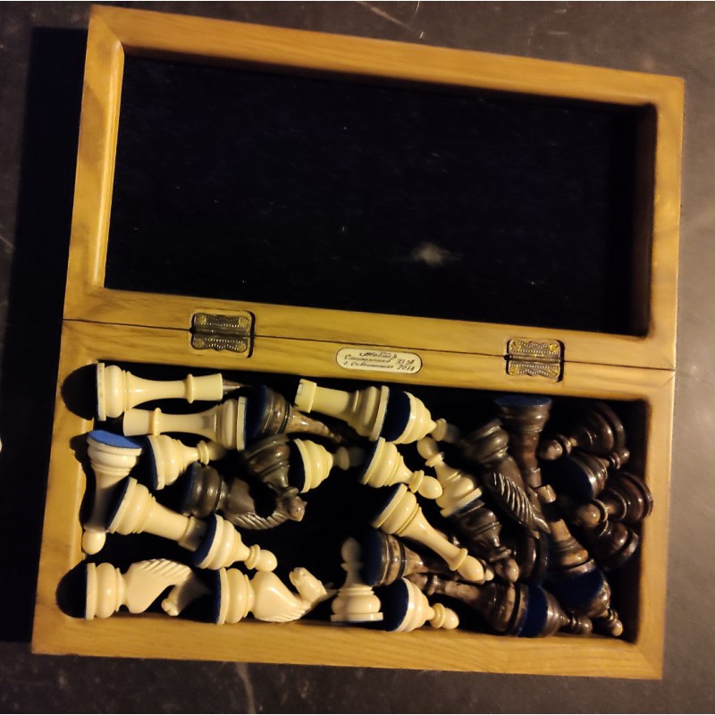 Фото 2. Шахматные фигуры из зубов кита касатки и шахматная доска из клыка моржа и мореного дуба