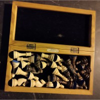 Шахматные фигуры из зубов кита касатки и шахматная доска из клыка моржа и мореного дуба