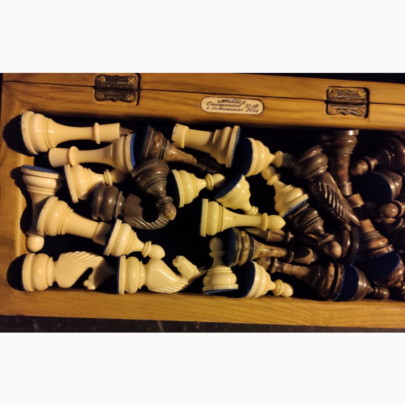 Фото 4. Шахматные фигуры из зубов кита касатки и шахматная доска из клыка моржа и мореного дуба
