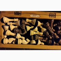 Шахматные фигуры из зубов кита касатки и шахматная доска из клыка моржа и мореного дуба