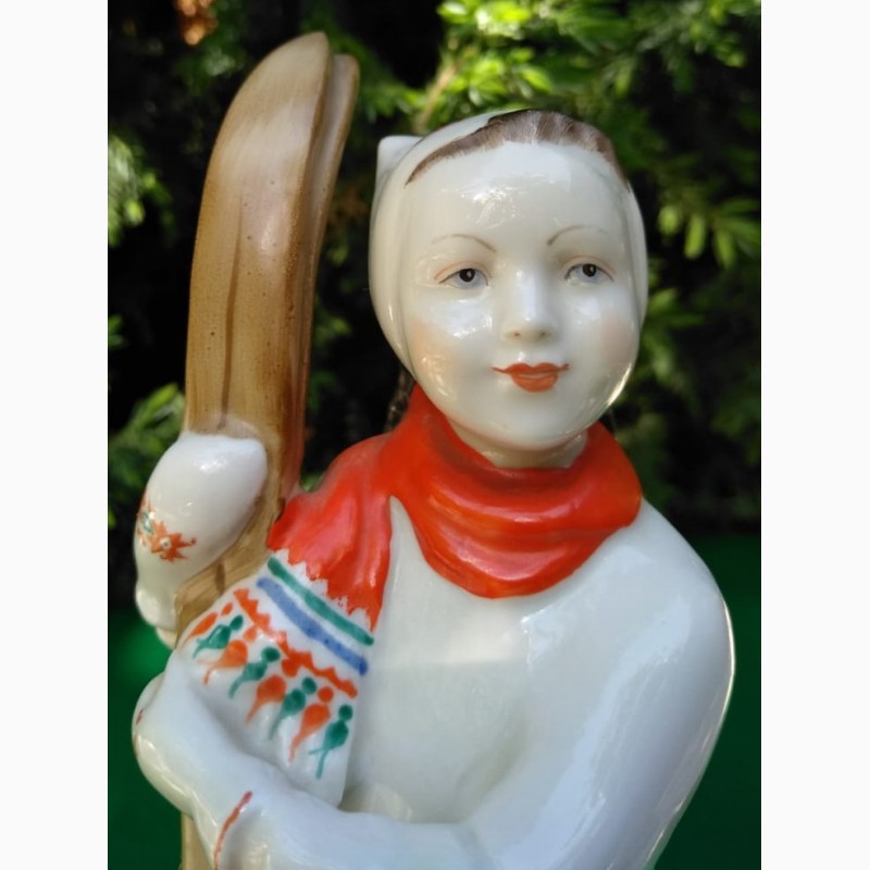 Фото 3. Фарфоровая статуэтка Девочка лыжница, ЛФЗ, 1950 годы