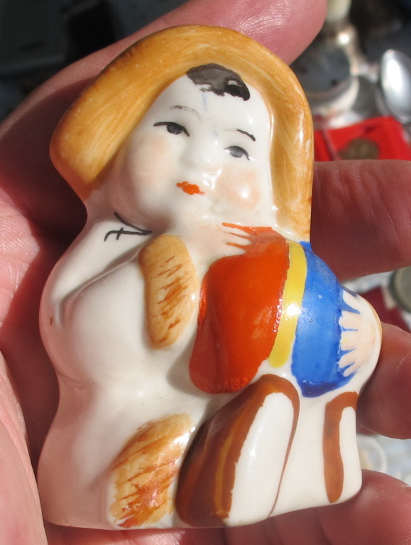 Фото 7. Фарфоровая статуэтка Девочка якутка с мячом, ссср