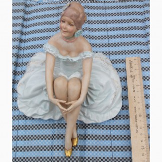 Фарфоровая статуэтка Девушка в платье сидящая, немецкий фарфор Валлендор, Германия