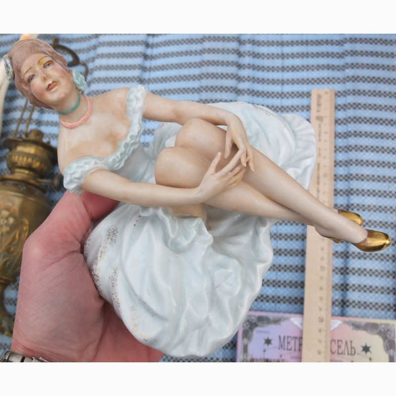 Фото 4. Фарфоровая статуэтка Девушка в платье сидящая, немецкий фарфор Валлендор, Германия