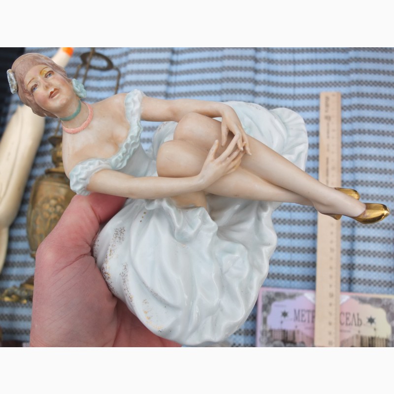 Фото 5. Фарфоровая статуэтка Девушка в платье сидящая, немецкий фарфор Валлендор, Германия