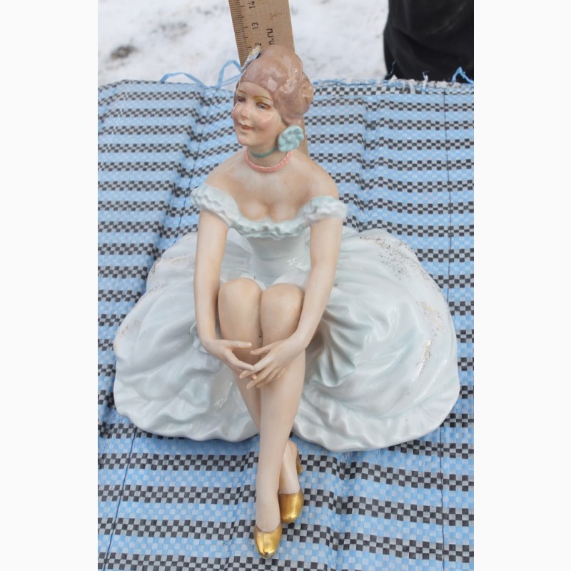 Фото 7. Фарфоровая статуэтка Девушка в платье сидящая, немецкий фарфор Валлендор, Германия