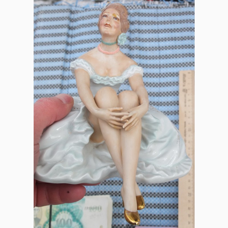 Фото 8. Фарфоровая статуэтка Девушка в платье сидящая, немецкий фарфор Валлендор, Германия