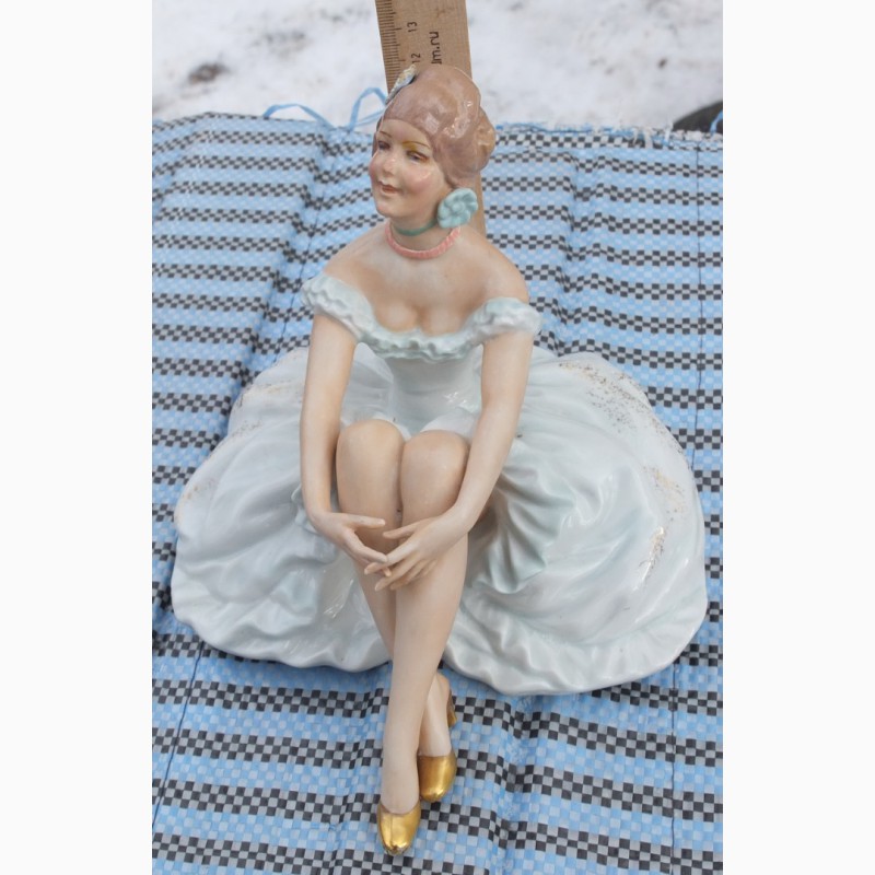 Фото 9. Фарфоровая статуэтка Девушка в платье сидящая, немецкий фарфор Валлендор, Германия