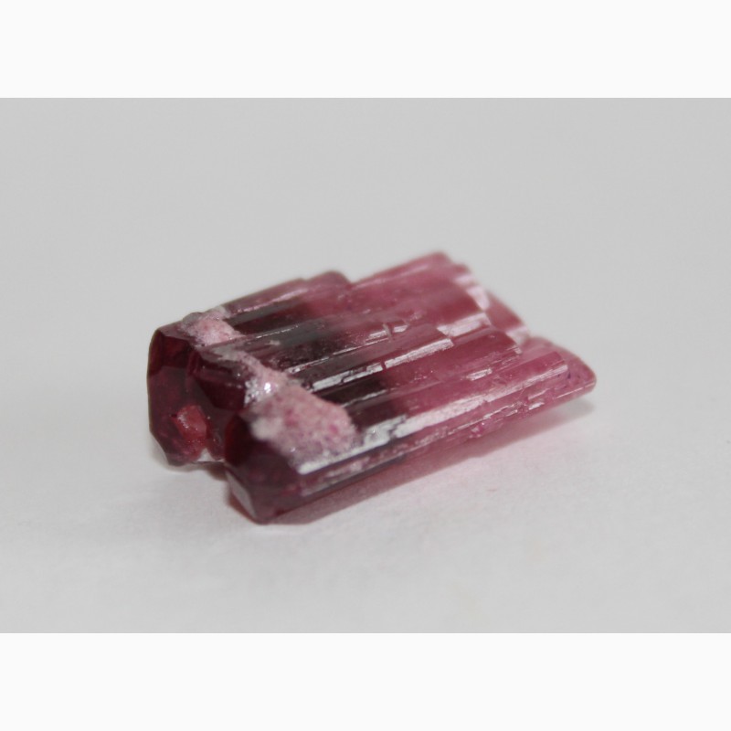 Фото 10. Параллельный сросток двухголовых кристаллов розового турмалина