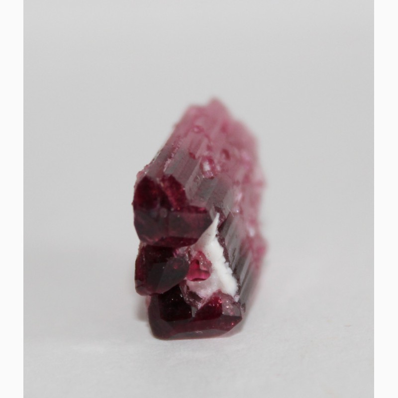 Фото 11. Параллельный сросток двухголовых кристаллов розового турмалина