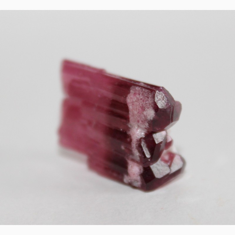 Фото 12. Параллельный сросток двухголовых кристаллов розового турмалина