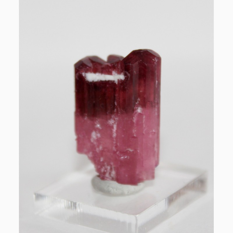 Фото 2. Параллельный сросток двухголовых кристаллов розового турмалина
