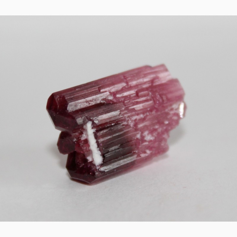 Фото 3. Параллельный сросток двухголовых кристаллов розового турмалина