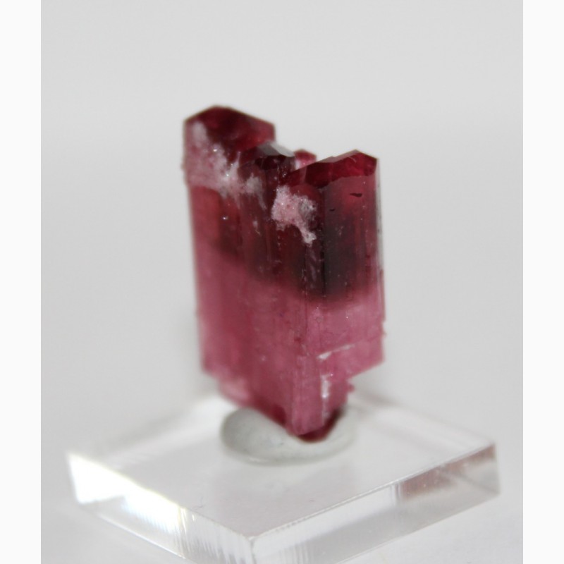 Фото 4. Параллельный сросток двухголовых кристаллов розового турмалина
