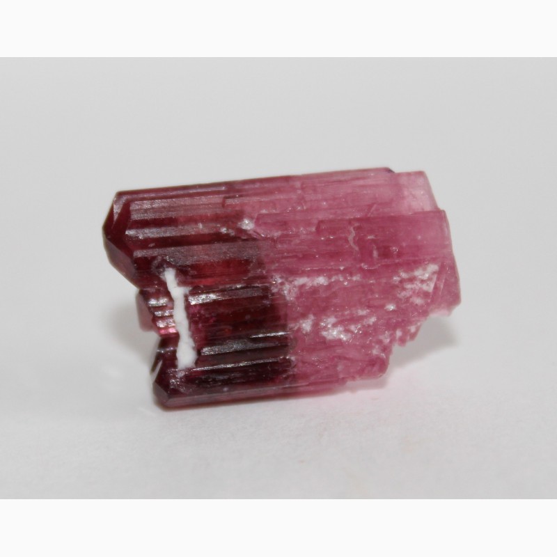 Фото 5. Параллельный сросток двухголовых кристаллов розового турмалина